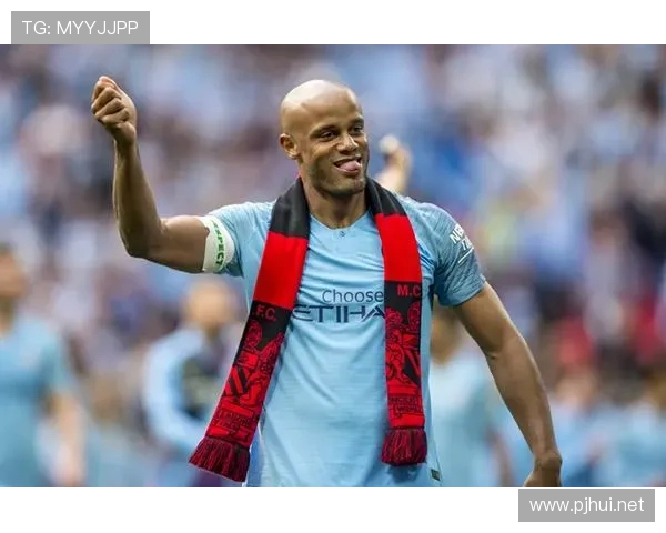 孔帕尼场上冷面队长，脱下球衣瞬间变豪门男主，这反差笑翻了我