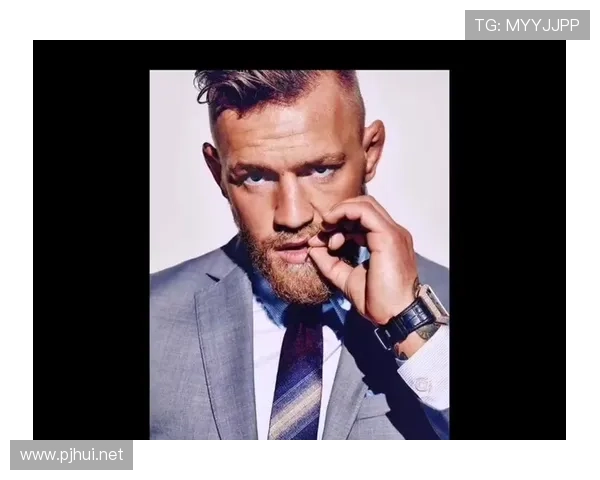 康纳·麦格雷戈路边吃汉堡，手上的表亮瞎旁边的人，尴尬又好笑