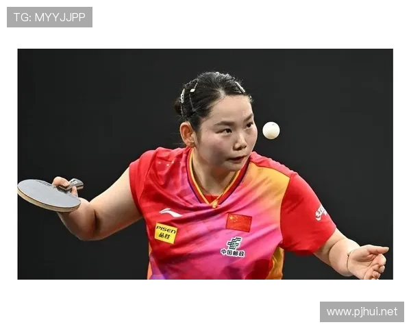 看见何卓佳逛街那会儿我差点以为走错片场，运动衫配着亮眼腕表，路人表情值得回放