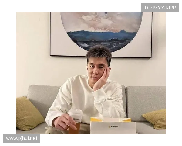 郭艾伦穿睡衣拎外卖回豪宅，隔壁阿姨都懵了